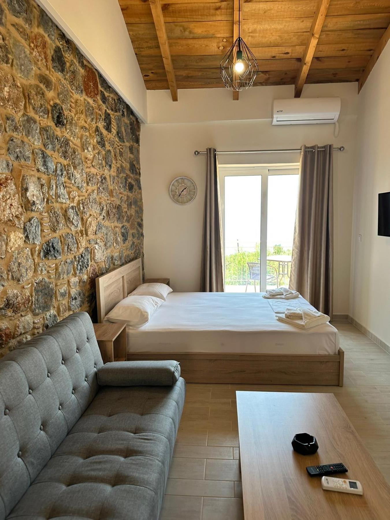 Lithino Rooms Kalamata Exterior photo